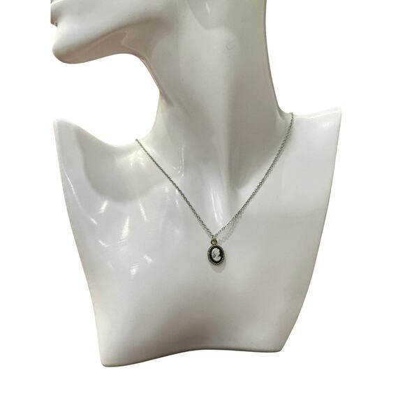 💚Petite Cameo pendant with silver chain necklace - Picture 6 of 6